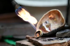 Pembuatan Cincin Emas...