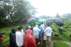 Langit Pun Berduka,...