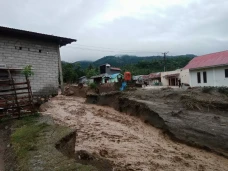 Banjir Bandang Terjang...