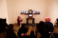 Melihat Pameran Pointing...