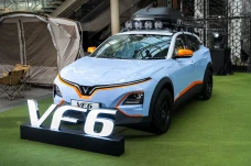 VinFast VF 6 Resmi Meluncur:...