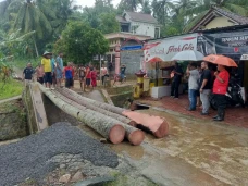 Dua Jembatan Putus Akibat...