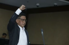 Hasto Kepalkan Tangan,...