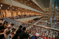 Ribuan Umat Muslim Padati...
