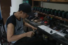 Mengintip Produksi Sepatu...