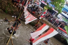 Lomba Pukul Bantal Meriahkan...