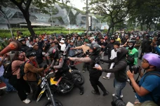 Motor Mogok, Polisi...
