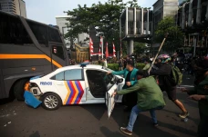 Mahasiswa Cegat dan...