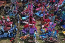 Ratusan Perahu Pinisi...