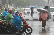 BMKG Keluarkan Peringatan...