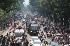 TNI Makin Dihati, Pawai...