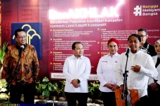 Menteri Hukum Serahkan...