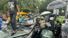 Pengendara Mobil Lexus...