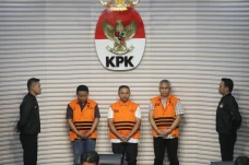 KPK Tahan Gubernur Riau...