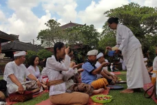 Ratusan Umat Hindu Gelar...