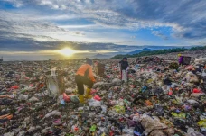 Sampah Plastik Menggunung...