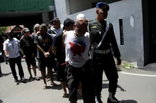 Penggerebekan Kampung...