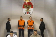 KPK Tahan Dua Tersangka...
