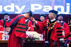 Melampaui Gelar: 1.989...