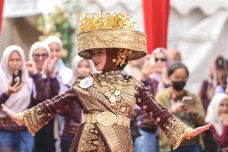 Keanekaragaman Busana...
