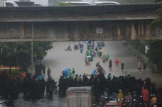 Banjir Genangi Jembatan...