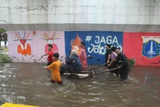 Banjir Lumpuhkan Kawasan...
