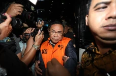 KPK Tahan Bupati Pati...