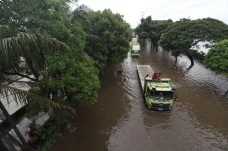 Truk Terobos Banjir...