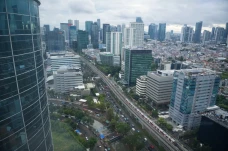 Pengguna LRT Jabodebek...