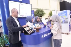 BCA Syariah Permudah...