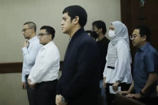 Kerry Adrianto Riza...