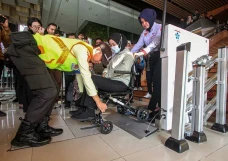 Platform Lift di Stasiun...