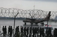 2 Pesawat TNI Siaga...