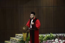 MK Gelar Wisuda Purnabakti...