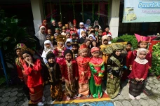 Busana Adat Meriahkan...