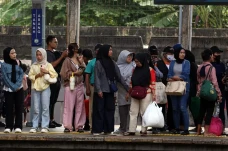Di Balik Padatnya Antrean...