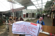 Warga LA Tolak Pengosongan...