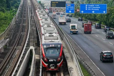 Pengguna LRT Jabodebek...