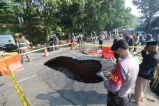 Jalan Amblas di Lenteng...