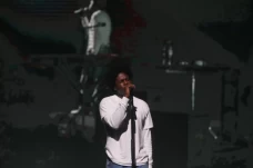 Daniel Caesar Sapa Penggemar...