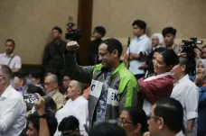 Momen Nadiem Kenakan...