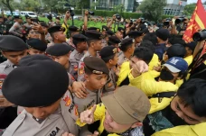 Polisi Hadang Massa...