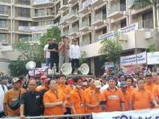 Karyawan dan Simpatisan...
