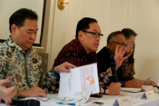 KB Bank Bidik Naik ke...
