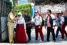 Potret Ayah Antar Sekolah...