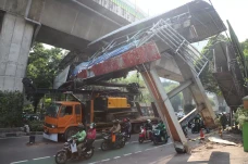 Truk Kontainer Tersangkut...
