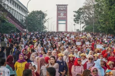 Parade Kebaya Pecahkan...