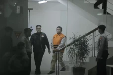 KPK Tahan Bupati Lombok...