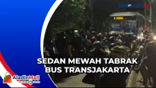 Sedan Mewah Tabrak Bus...