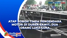 Atap Roboh Timpa Pengendara...